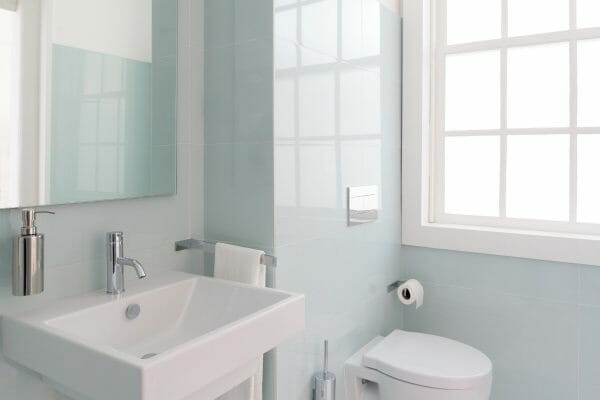 https://assets.columbusbathdesign.com/wp-content/uploads/2021/01/How-to-make-my-small-bathroom-look-bigger_-600x400.jpg